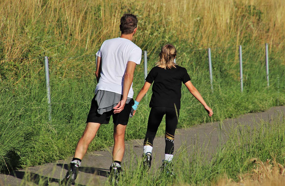Padre e hija patinando en línea