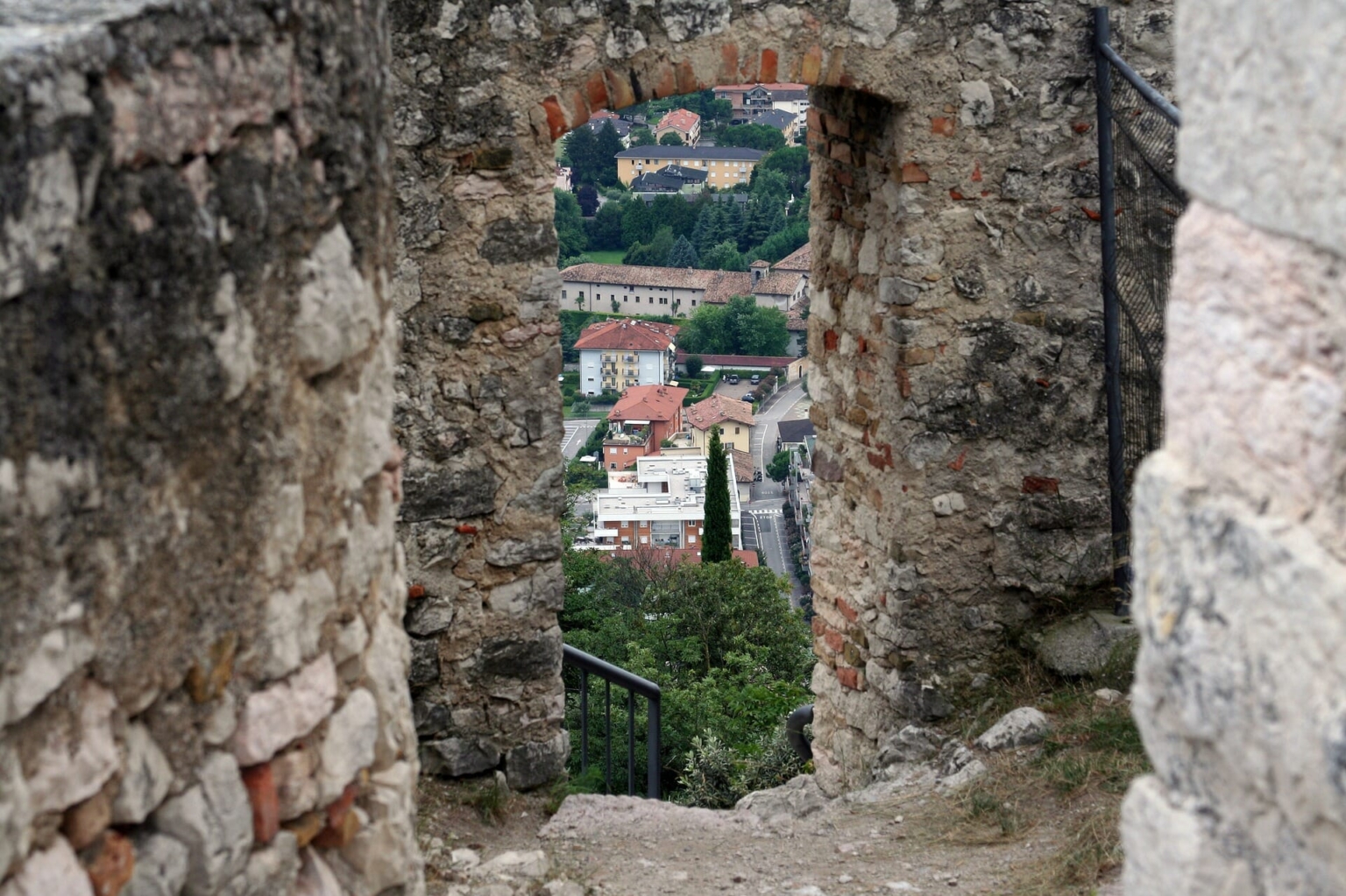A través de una antigua puerta se puede ver la pequeña ciudad al fondo