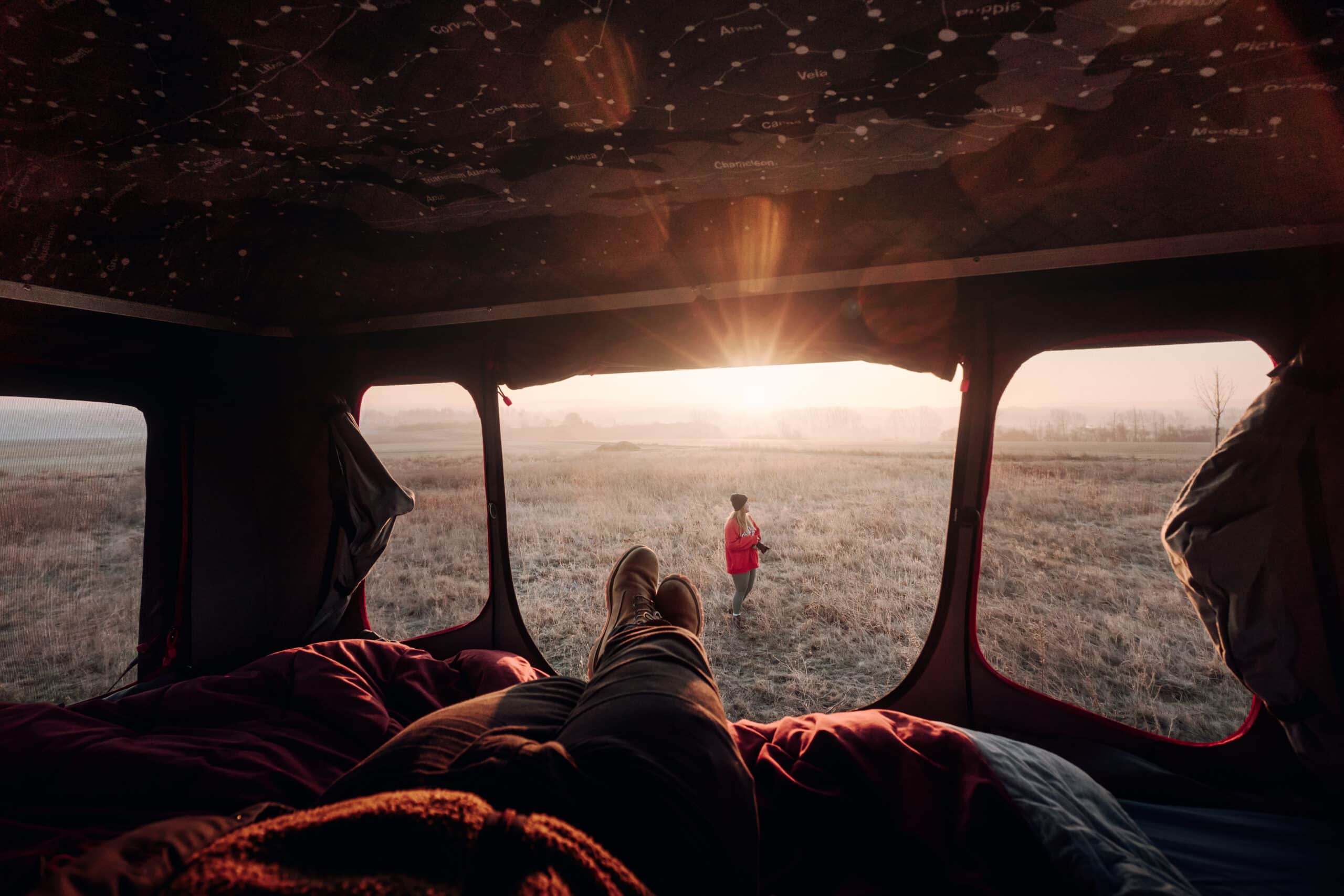 La vista desde el interior de la tienda de techo revela: Con las grandes ventanas, nada se interpone en el camino de una buena vista. CAMPWERK_Good-Vibes-Hartschalen-Dachzelt
