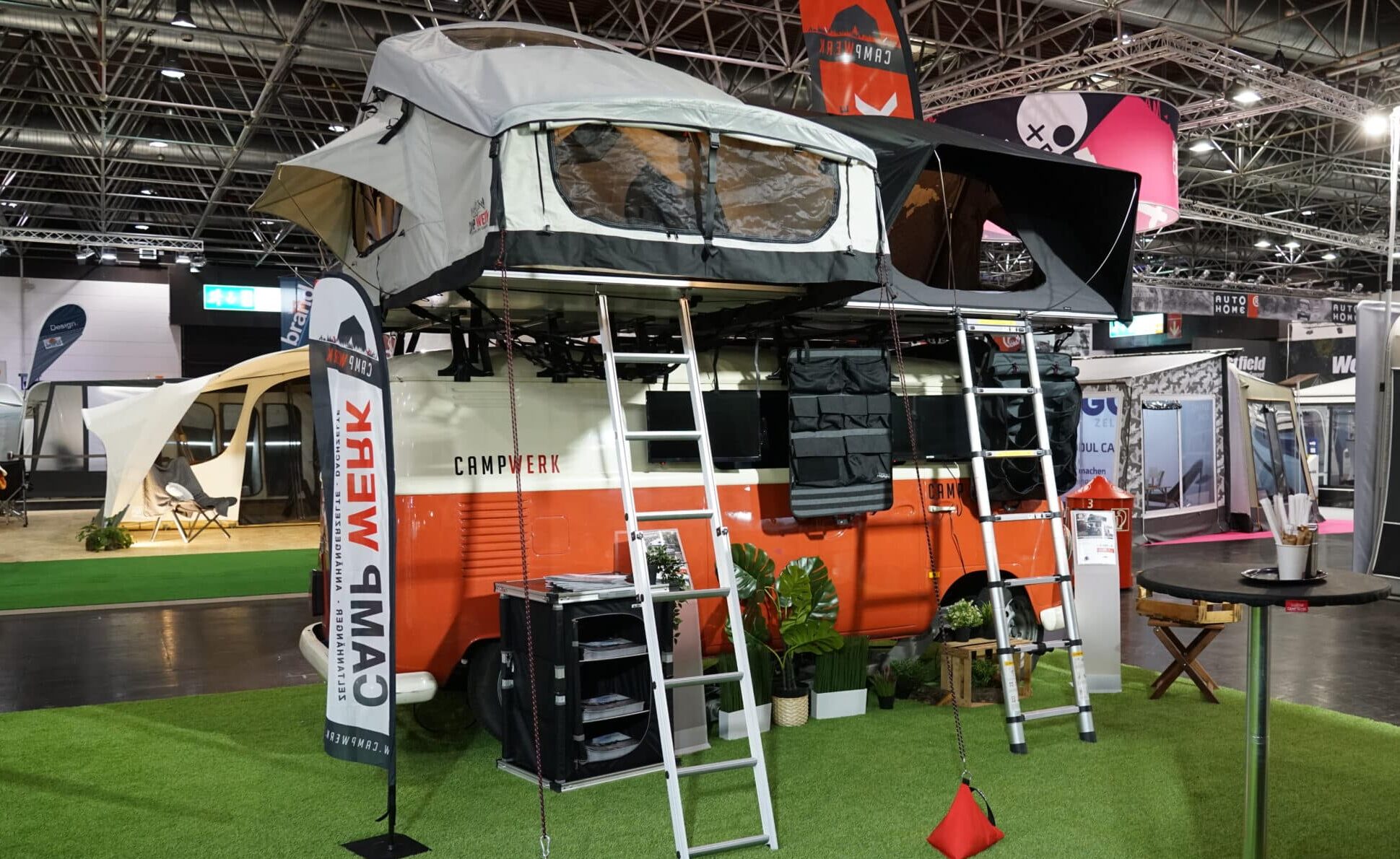 Bulli rojo con dos tiendas de techo en el techo: Hay mucho que descubrir en el stand de CAMPWERK.