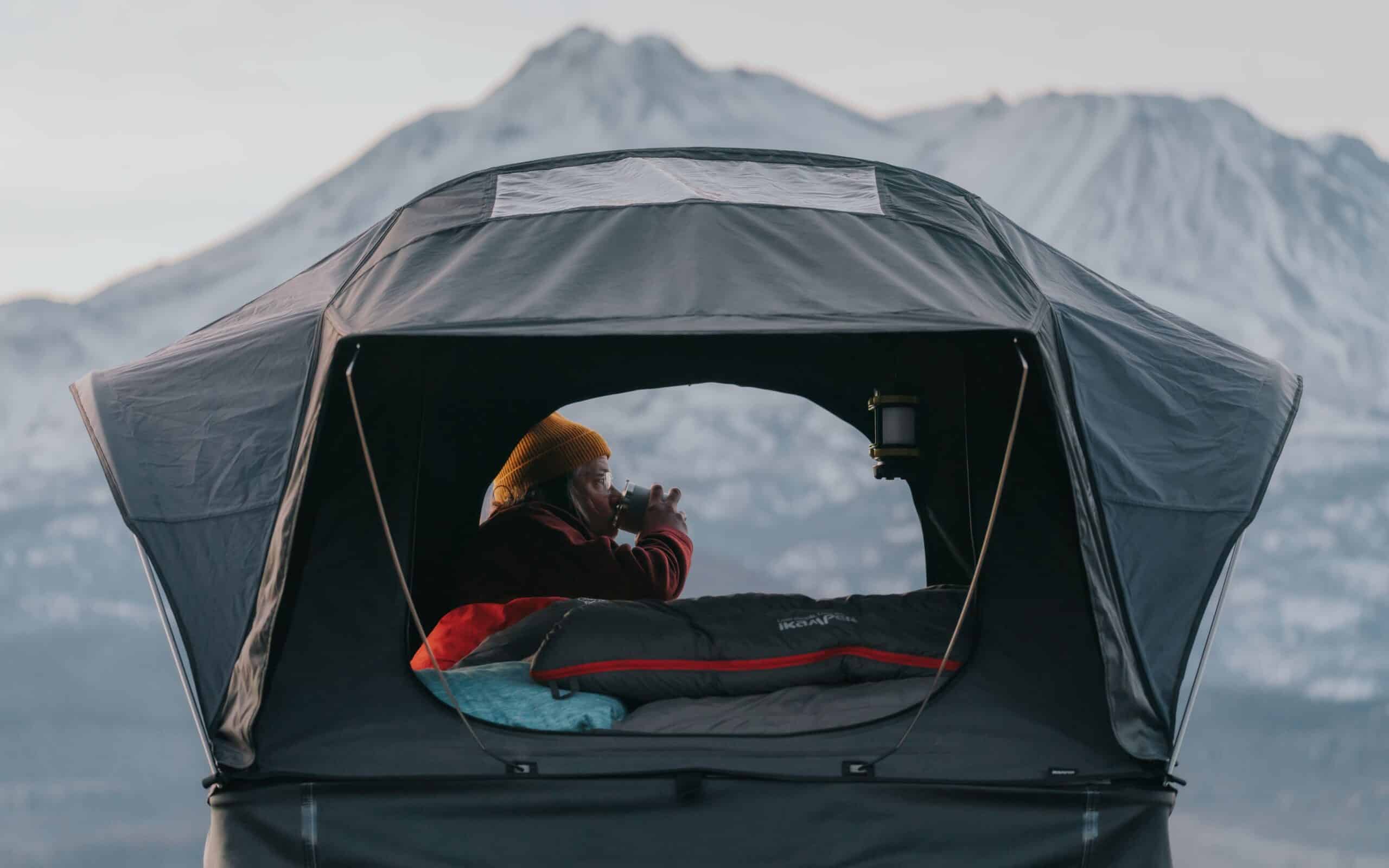 Una tienda de techo: La solución perfecta para ampliar las mini-campers hasta cuatro plazas para dormir con una vista perfecta.