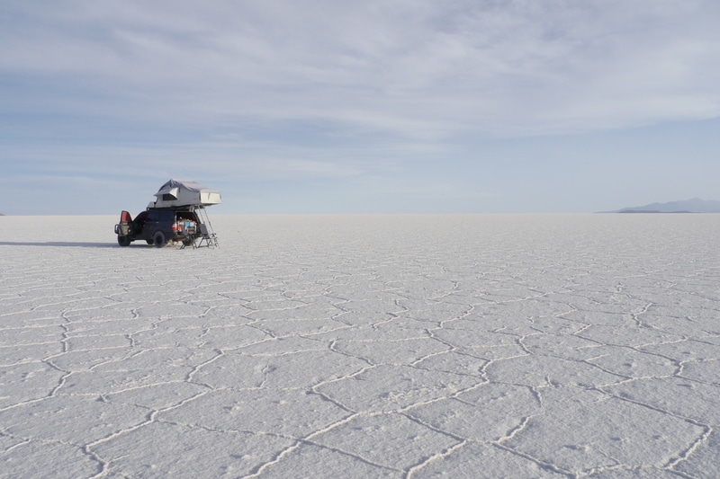 Sal blanca hasta donde alcanza la vista en el Salar de Uyuni, el lago salado más grande del mundo en Bolivia.