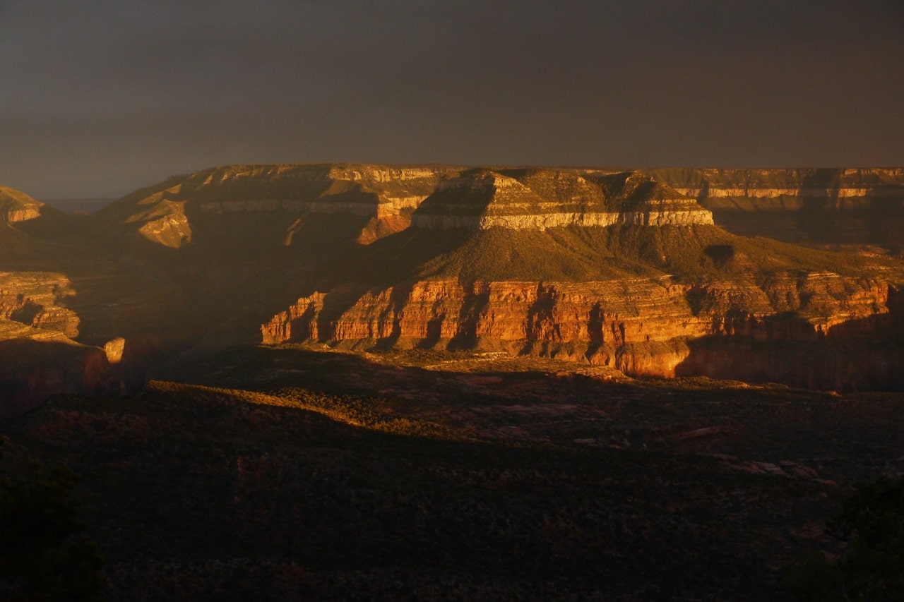 El sol de la tarde baña el Gran Cañón con luz roja. Dormirse con vistas a una maravilla natural: Eso es posible (casi) solo en la tienda de techo.
