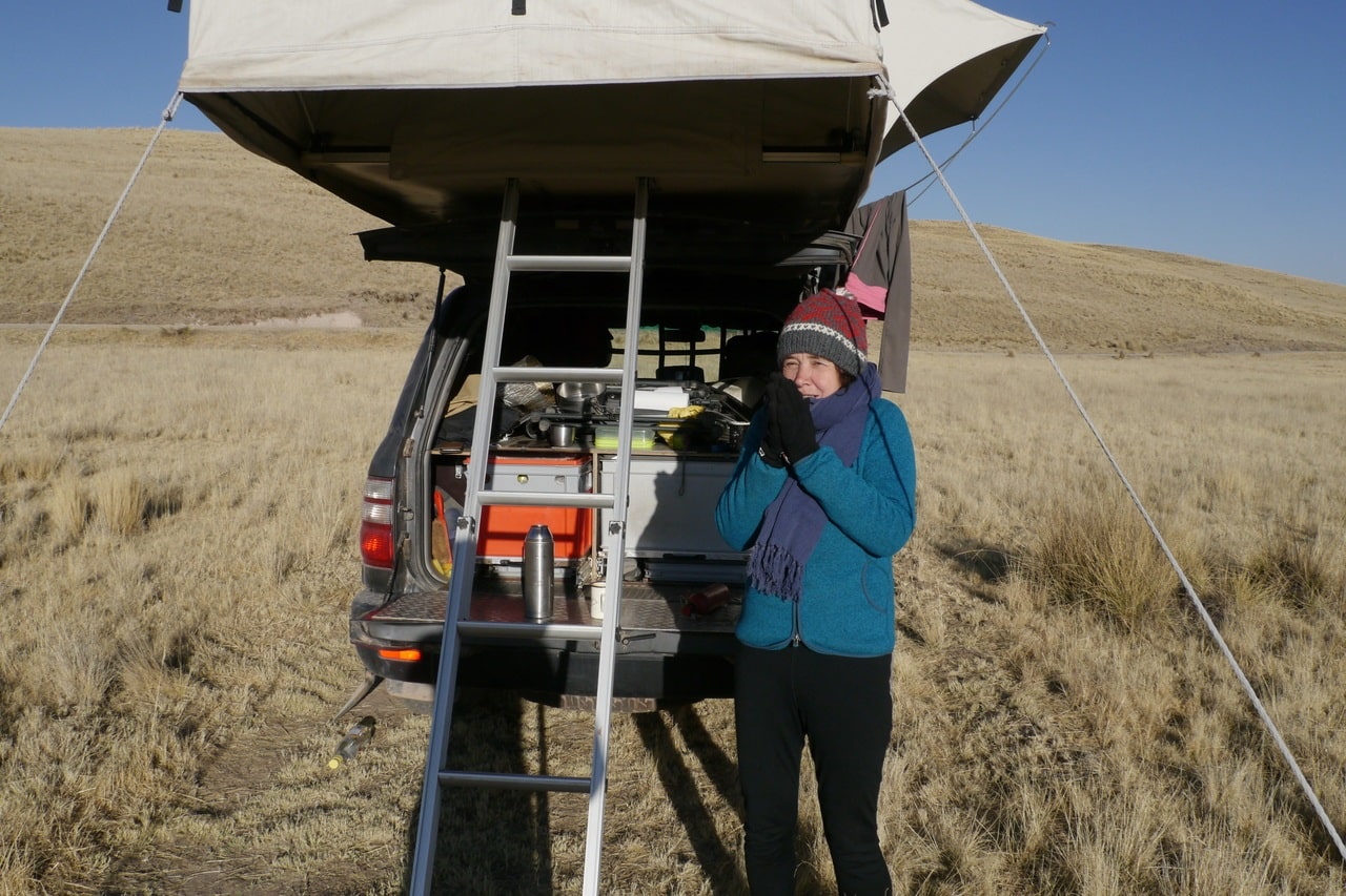 A 4000 metros puede hacer mucho frío: Isabelle disfruta de la inmensidad en Perú a pesar de los 10 grados bajo cero.