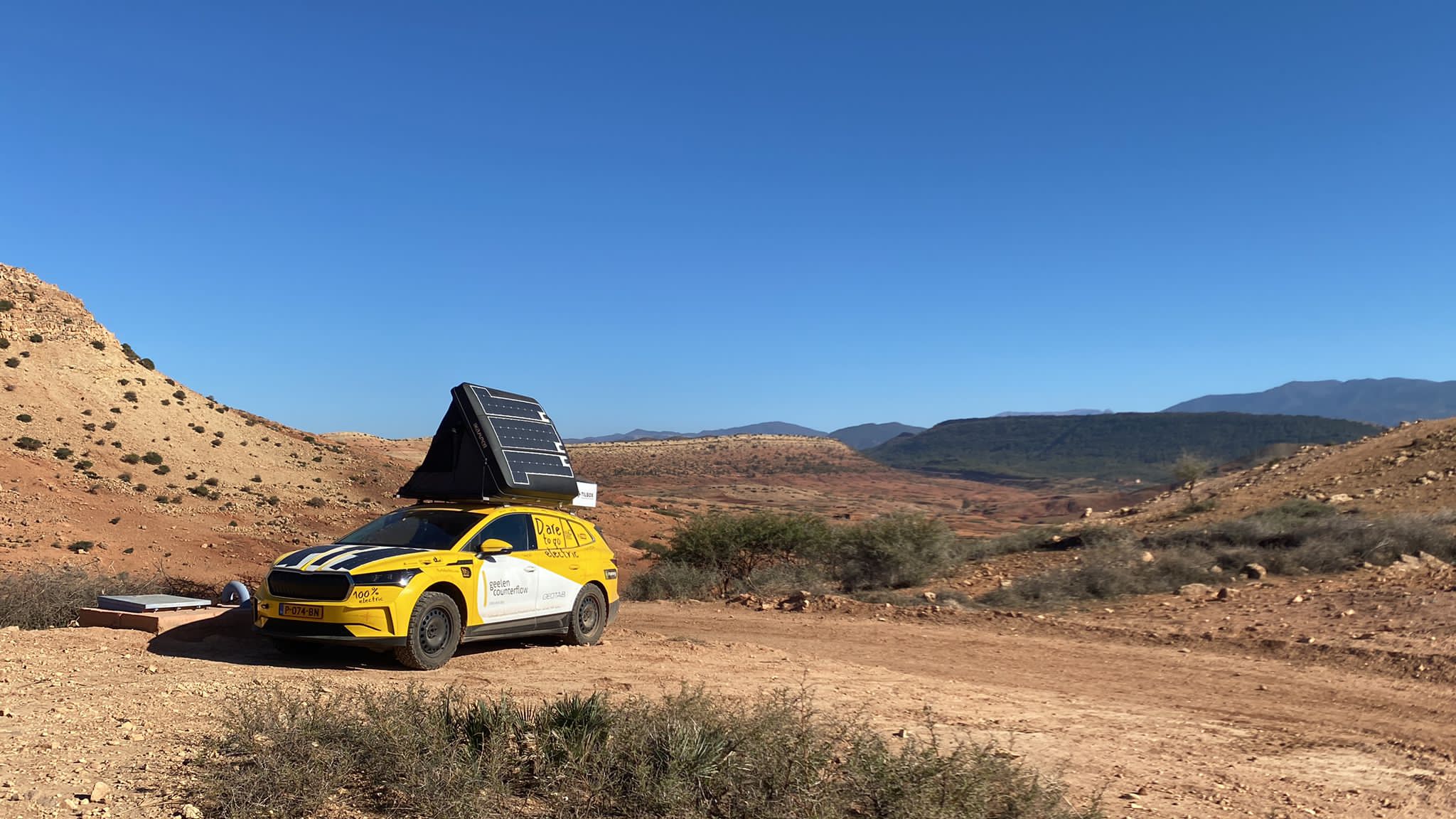 Tomando el sol en Marruecos: Con su coche eléctrico, los dos nómadas de la tienda de techo de 4x4 electric recorrieron África. Foto: 4x4 electric