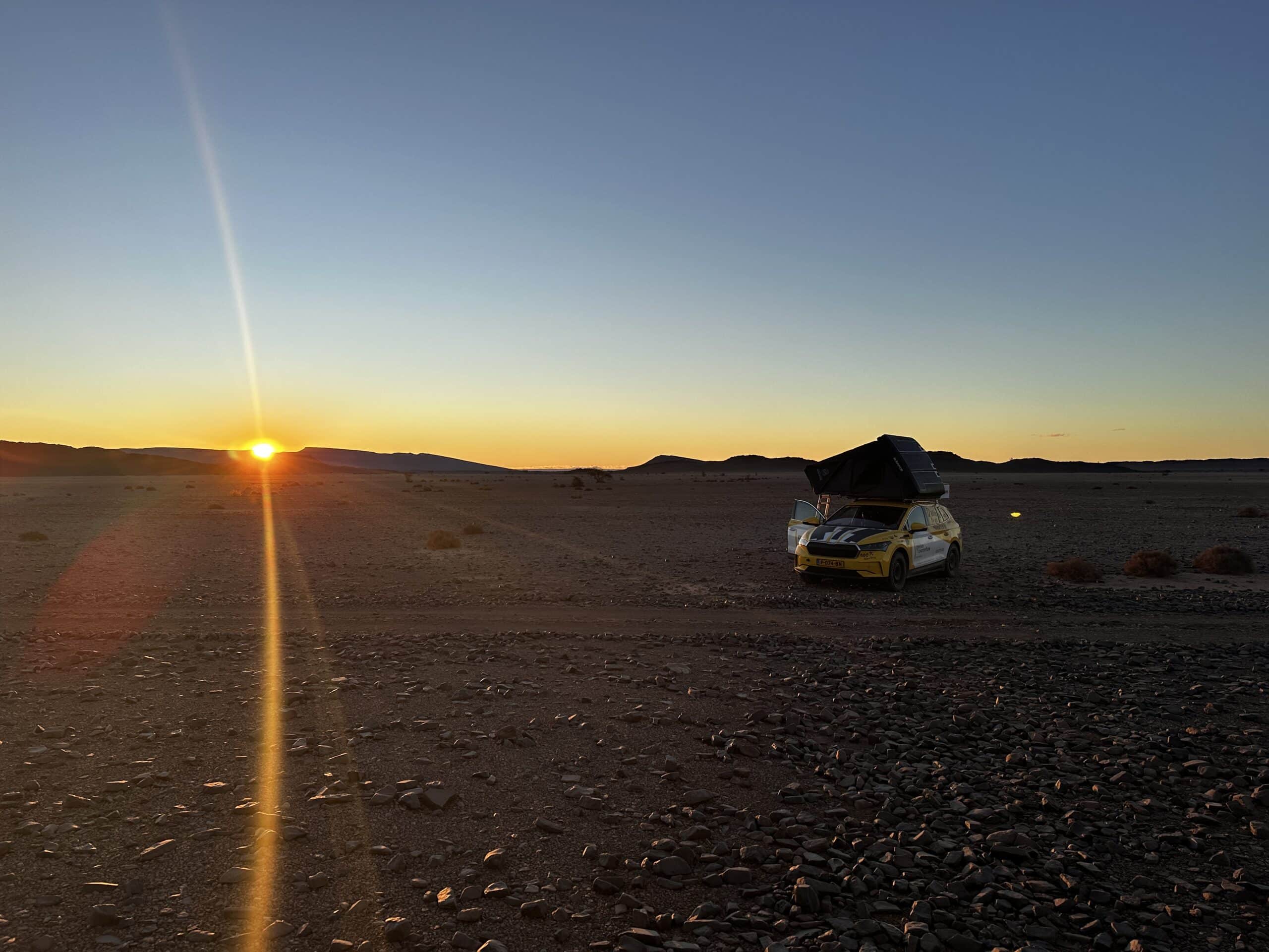 Con coche eléctrico y tienda de techo por África. Foto: 4x4 electric