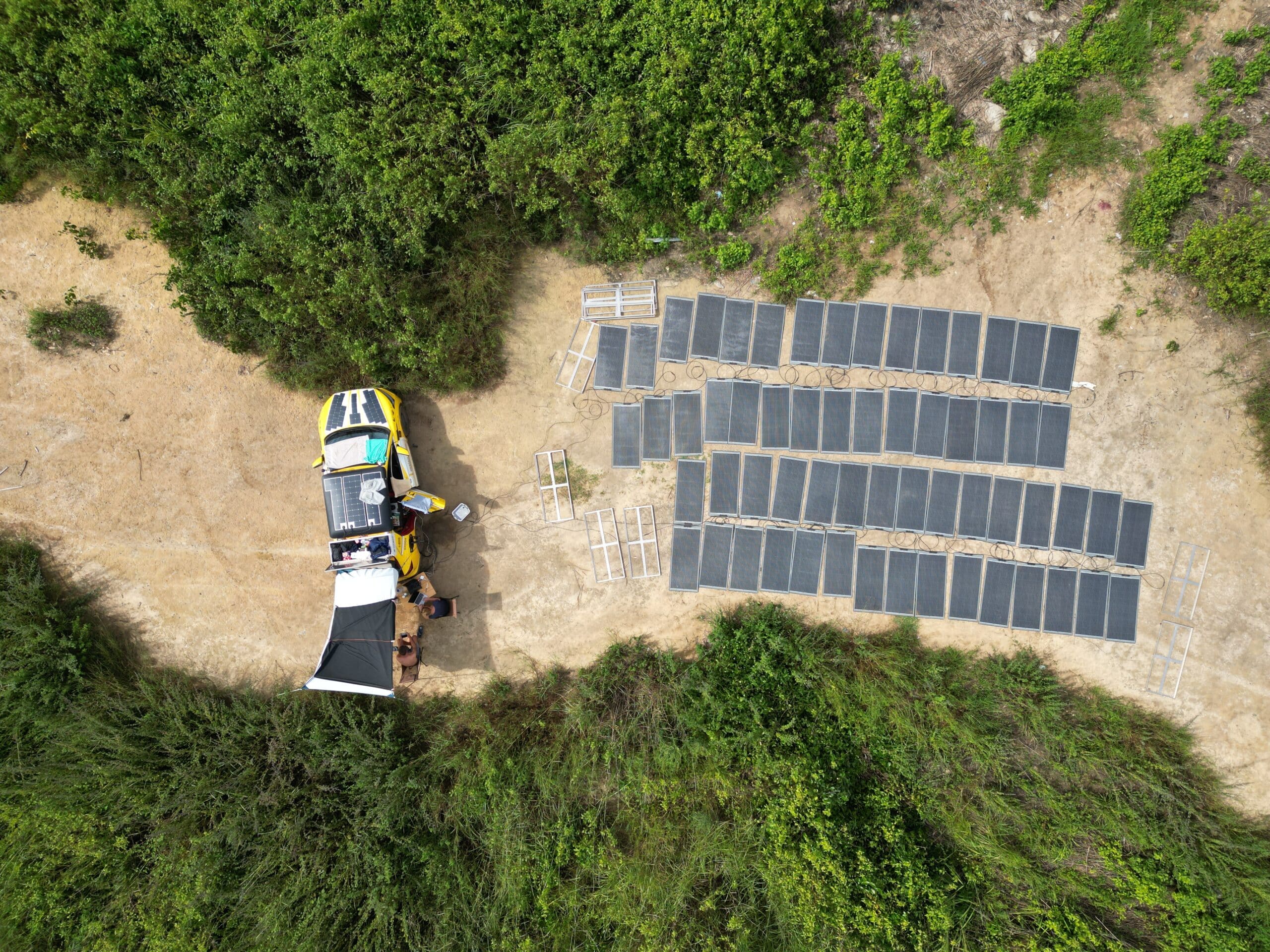 Coche eléctrico con energía solar: Día de carga en la selva tropical de Angola. Foto: 4x4 electric