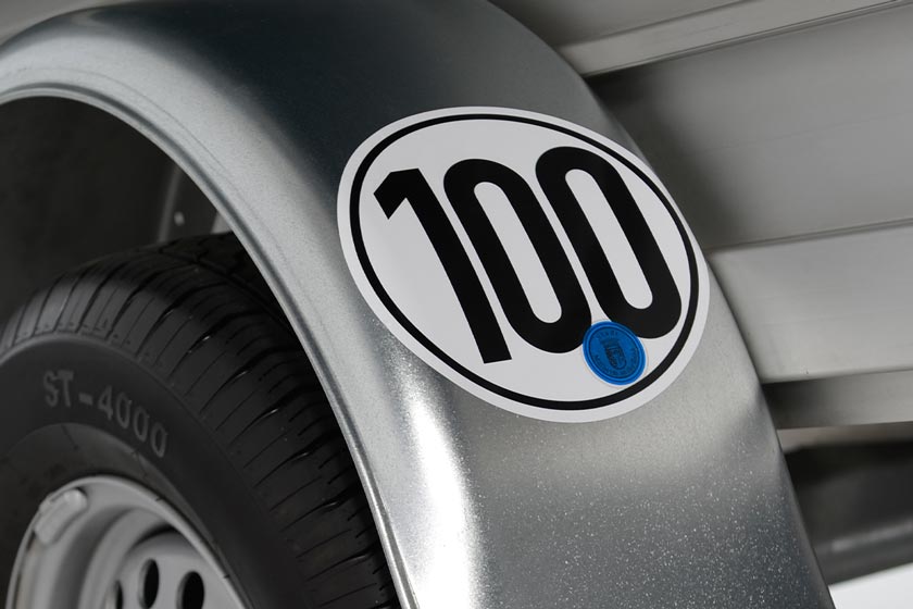 Homologación para 100 km/h. Todos los remolques con freno están autorizados de serie para las carreteras alemanas, incluyendo la homologación especial de 100 km/h. La homologación técnica llega incluso hasta los 130 km/h para países con límites de velocidad superiores, como Francia.