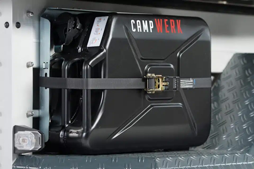 Bidón de 20 l. Lleva siempre una reserva: este accesorio es indispensable, especialmente cuando se viaja a zonas con pocas gasolineras. El bidón, disponible para diésel, gasolina o agua potable, se sujeta de forma segura al lateral del remolque con un soporte.