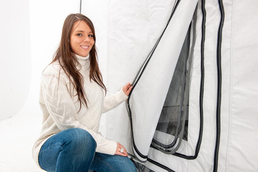 Ventanas de 3 capas. Todas las ventanas grandes de la tienda principal y del avance tienen 3 capas: mosquitera, lámina de ventana transparente y una capa exterior opaca.