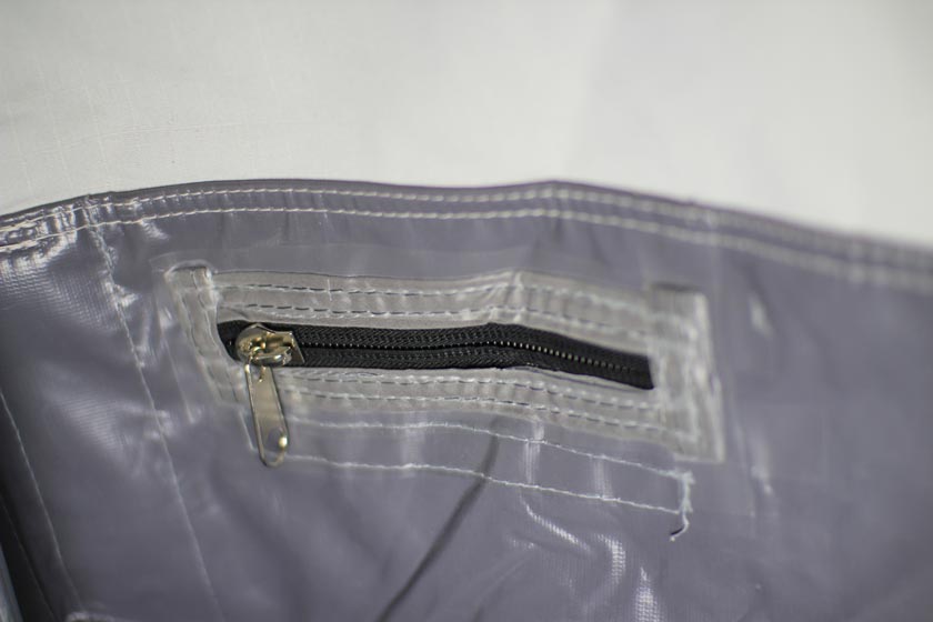 Paso de cables. En el suelo hay una pequeña cremallera que ofrece acceso para varios cables.