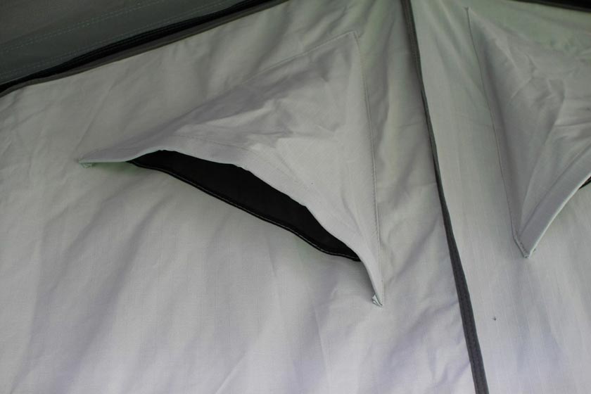 Ventilación extra. Para que también se pueda ventilar cuando hace frío, CAMPWERK ha incorporado nuevas aberturas de ventilación en la cumbrera de la tienda en los modelos ECONOMY 2 y FAMILY 4.