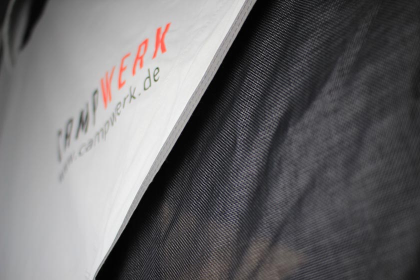 Protección contra mosquitos. En las ventanas utilizamos una gasa muy fina que mantiene alejados de la tienda incluso a los insectos más pequeños. Las mosquiteras de las puertas son extrarresistentes para soportar las mayores cargas.