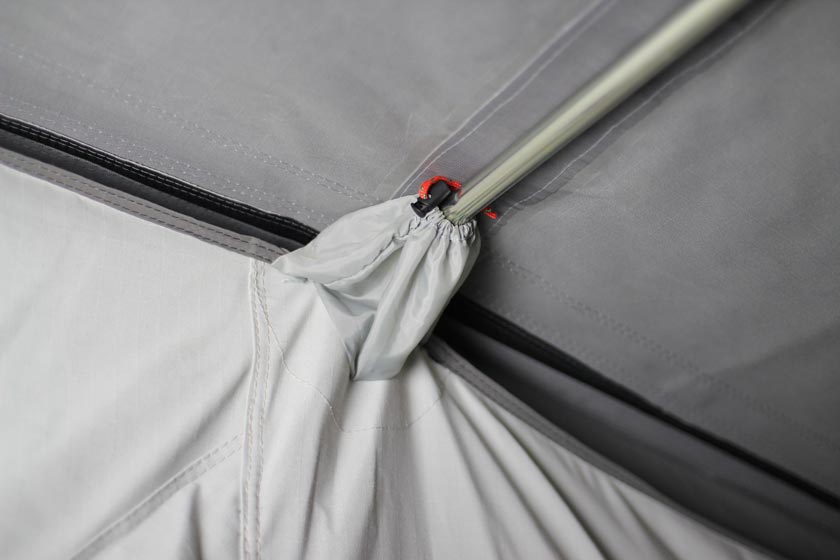 Protección adicional contra mosquitos. Para evitar que los insectos entren en el avance, los puntos de fijación de los postes cuentan con bolsas de protección adicionales.