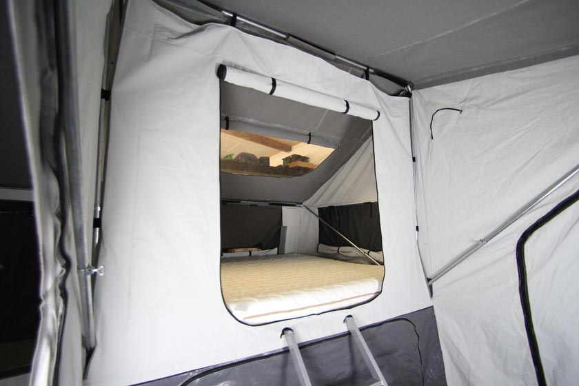 Divisor de dormitorio. Recomendamos el divisor para la cabina de dormir a todos los clientes como protección anticaídas y para proteger la zona de descanso de miradas indiscretas, por ejemplo, si el vecino de camping está despierto hasta más tarde que tú.