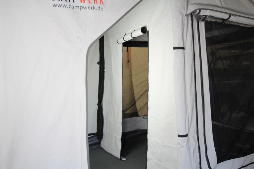 Separador de ambientes. Para que los niños o los invitados tengan su propia zona, CAMPWERK ofrece en exclusiva para el remolque tienda FAMILY un separador de ambientes que crea un área independiente de 220 x 180 cm en la tienda principal.