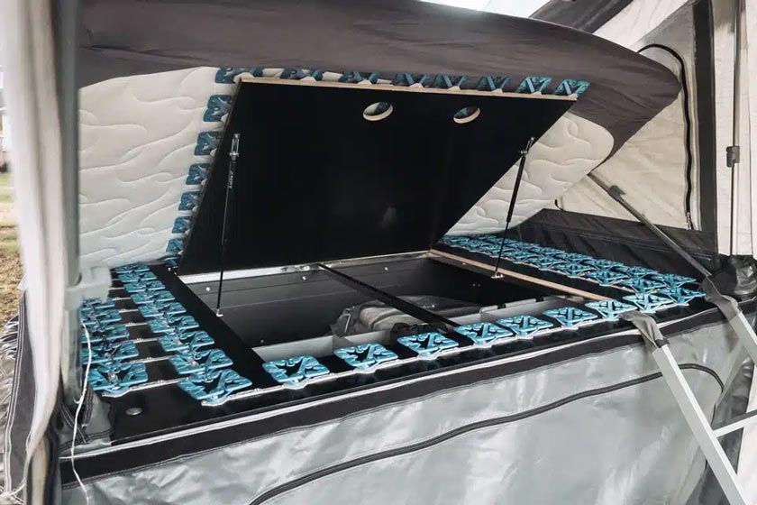 Trampilla en el suelo. Para no tener que gatear dentro del remolque para alcanzar la carga del fondo: instalamos una gran trampilla en el suelo con resortes de gas, por lo que es muy fácil de abrir y se mantiene arriba si se desea.