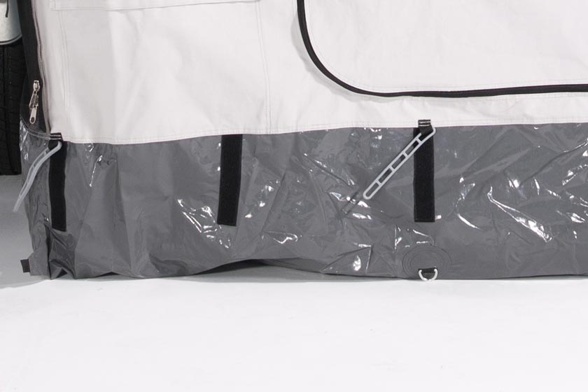 Suelo cosido fijo. El suelo de la tienda principal está cosido fijamente a las paredes de la tienda y forma una unidad completamente cerrada. El suelo está hecho de un material de PVC muy resistente que garantiza la impermeabilidad en caso de mal tiempo.