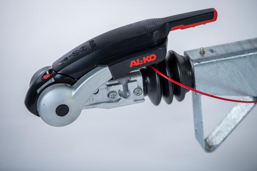 Enganche estabilizador. Los enganches de bola AL-KO con sistema de seguridad reducen los movimientos de oscilación entre el vehículo tractor y el remolque, garantizando así la mayor seguridad posible en la conducción. Es posible conducir de forma tranquila y relajada incluso en situaciones críticas.