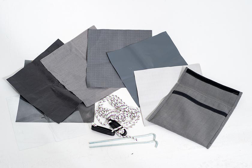 Kit de reparación. Todas las tiendas CAMPWERK incluyen un pequeño kit de reparación con una pieza de cada uno de los materiales que componen las respectivas tiendas: mosquitera, tejido de la pared lateral, tejido del techo, lona de PVC y mucho más.