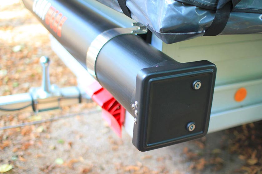 Tubo de transporte. ¿Te suena esto? Al cargar el remolque, los postes siempre estorban. ¡Con el tubo de transporte de CAMPWERK ya no! Los postes de la tienda y los accesorios largos se guardan simplemente en el exterior. El disco de recuperación asegura que puedas alcanzar cómodamente incluso las piezas pequeñas.