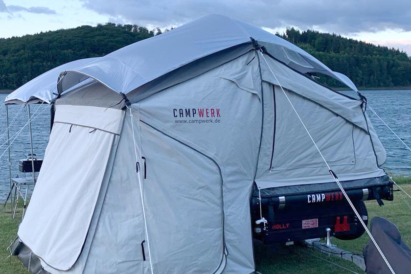 Techo tropical.Los excrementos de pájaros y la resina de los árboles pueden dañar los tejidos de la tienda. Nuestra construcción de doble techo protege y, gracias al revestimiento reflectante, mejora el clima interior en los días calurosos al mantener el calor fuera.