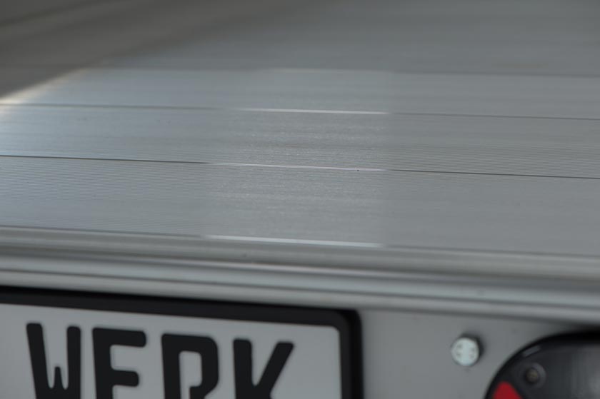 Suelo de aluminio completo. De serie, nuestros remolques disponen de un tablero de madera serigrafiada como suelo. Estaremos encantados de sustituirlo por un suelo de aluminio completo, que es aún más robusto y extra antideslizante gracias a su superficie especial.