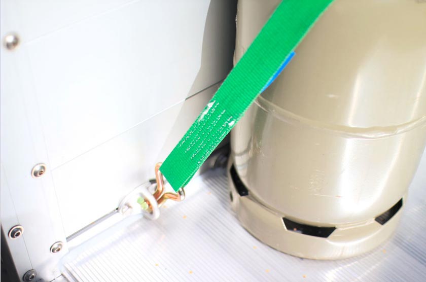 Rieles de amarre. Para una sujeción óptima de la carga, recomendamos dos rieles de amarre integrados en las paredes laterales del remolque. El kit contiene cuatro puntos de tracción con una resistencia de 400 daN, que pueden posicionarse de forma flexible a lo largo de todo el remolque.