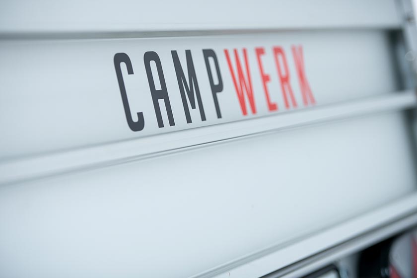 Paredes laterales de aluminio. Nuestros remolques de aluminio están equipados con perfiles de aluminio anodizado de doble pared resistentes a la intemperie.