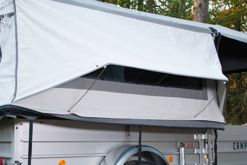 Cubierta para tormentas. La gran cubierta para tormentas no solo protege del mal tiempo, sino también de las miradas indiscretas, y lo hace sin limitar la generosa ventilación.