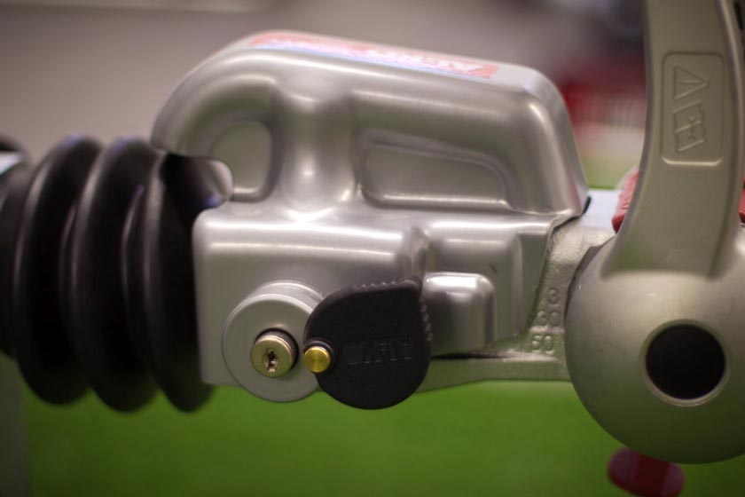 Seguro antirrobo. Protege tu valioso remolque con nuestro seguro antirrobo. Se atornilla fijamente y sustituye el cierre de caja y el de pasador en un solo producto práctico. Con una sola llave puedes asegurar tu remolque, incluso cuando está enganchado.