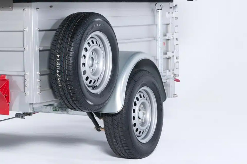 Rueda de repuesto y soporte. ¿Qué hacer si un neumático revienta durante el viaje en un país lejano? Con la rueda de repuesto opcional estarás siempre seguro en cualquier situación. La rueda de repuesto se monta en el lateral del remolque.