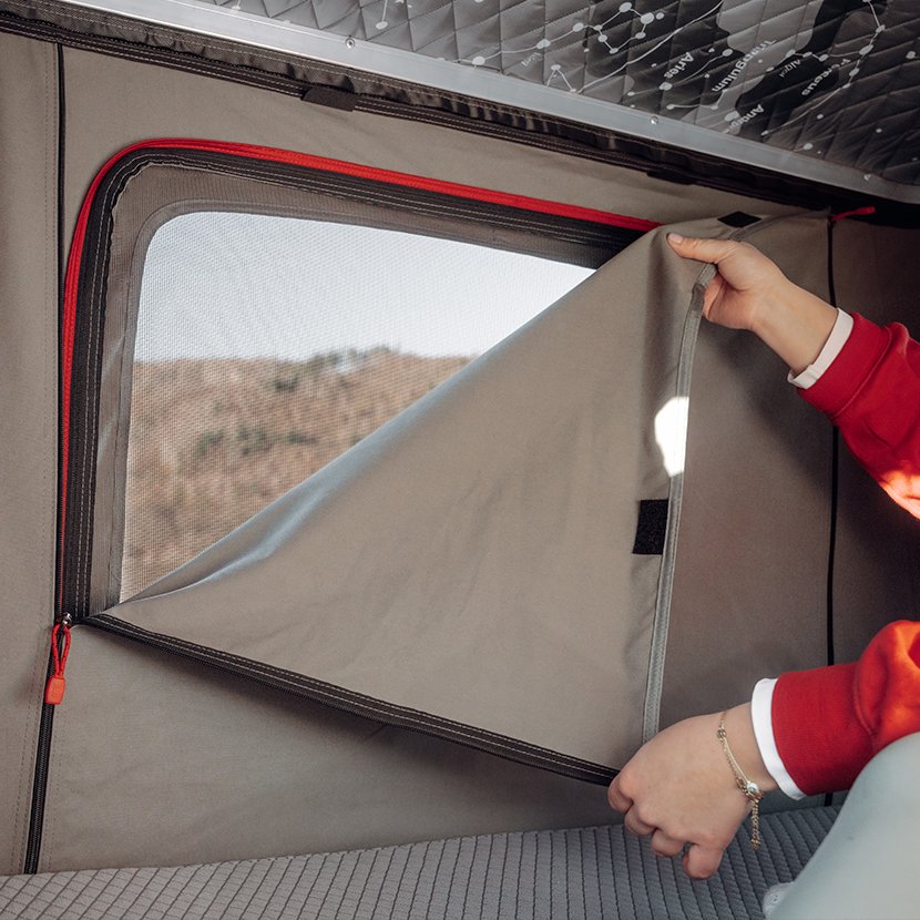 Dormilón. Las grandes ventanas y entradas se pueden oscurecer completamente. Para obtener más luz, simplemente puede enrollar los paneles de tela debajo de la ventana.