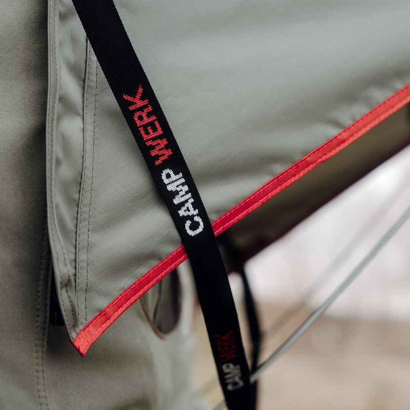 El dispositivo de asistencia para el cierre facilita el cierre de la tienda de techo, incluso en vehículos altos. Con un simple movimiento de la mano, puede bajar y cerrar la tienda sin esfuerzo y de manera segura.