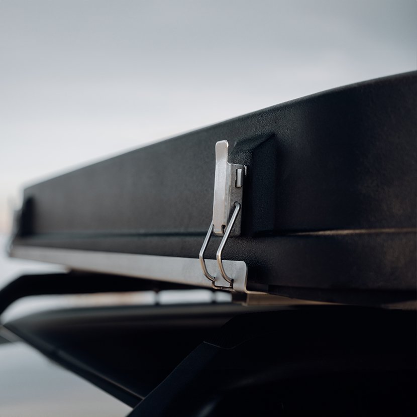 Cierres de acero inoxidable con deflector de viento integrado mejoran la aerodinámica.