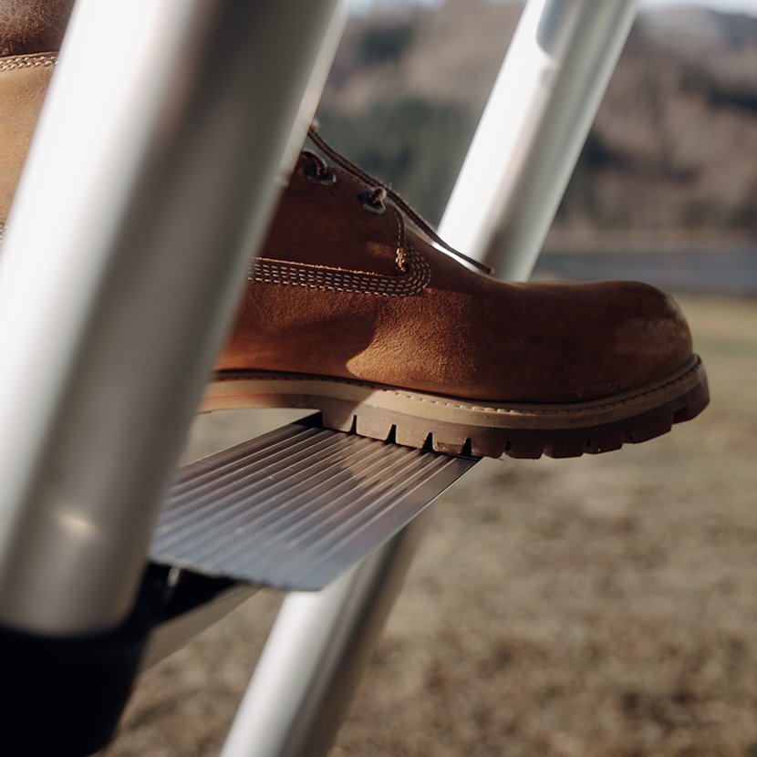 Escalones de confort. Las superficies de pisada profundas de la escalera Good Vibes ofrecen un alto confort. Es compacta, fácilmente ajustable y se adapta al automóvil o a la tienda de techo.