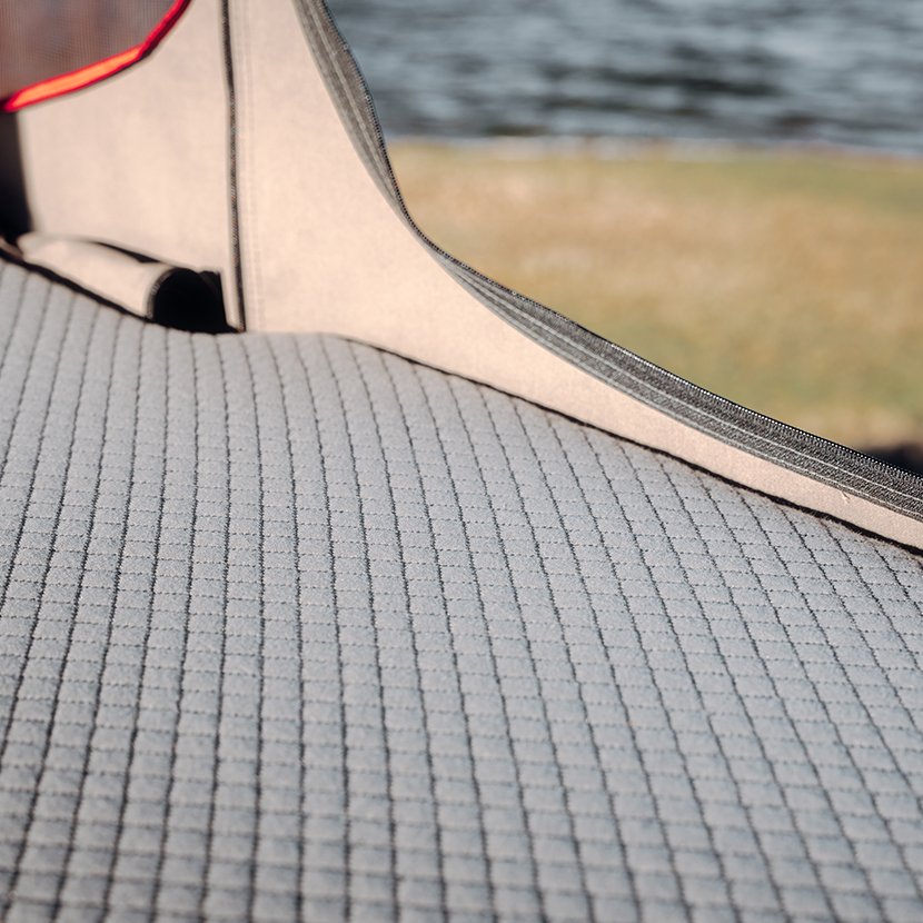 Cálido y protegido. La carcasa rígida sobre su lugar de descanso proporciona un aislamiento óptimo. El techo interior acolchado retiene el calor en la tienda y bloquea el frío del exterior.