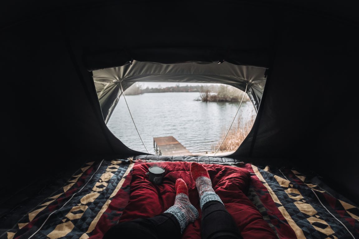 Vista desde la tienda de techo a un lago