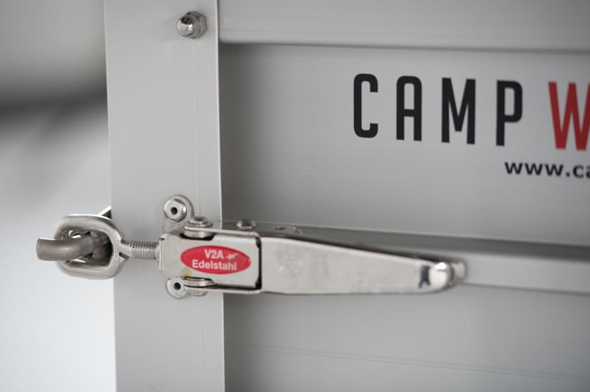 Acero inoxidable V2A. Además de la estructura de aluminio, utilizamos componentes de acero inoxidable V2A para la mayoría de las piezas, como por ejemplo en el complejo cierre del portón trasero.