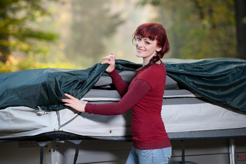 Protección contra el polvo. Bajo la cubierta del remolque tienda hay una capa adicional como protección contra el polvo. Esta también protege la tienda contra la entrada leve de humedad, causada por ejemplo por el impacto de una piedra en la cubierta.
