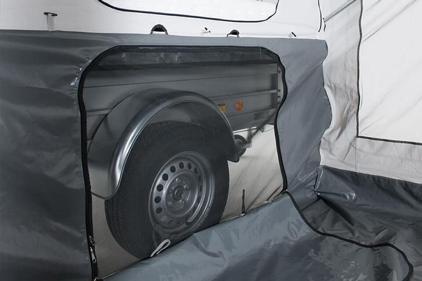 Apertura lateral en la tienda. Utiliza este acceso en los días calurosos para obtener una ventilación aún mejor en la tienda. Gracias a la mosquitera, tampoco entrarán visitantes no deseados por aquí. Consejo: aquí también se pueden guardar cajas de bebidas para mantenerlas frescas.