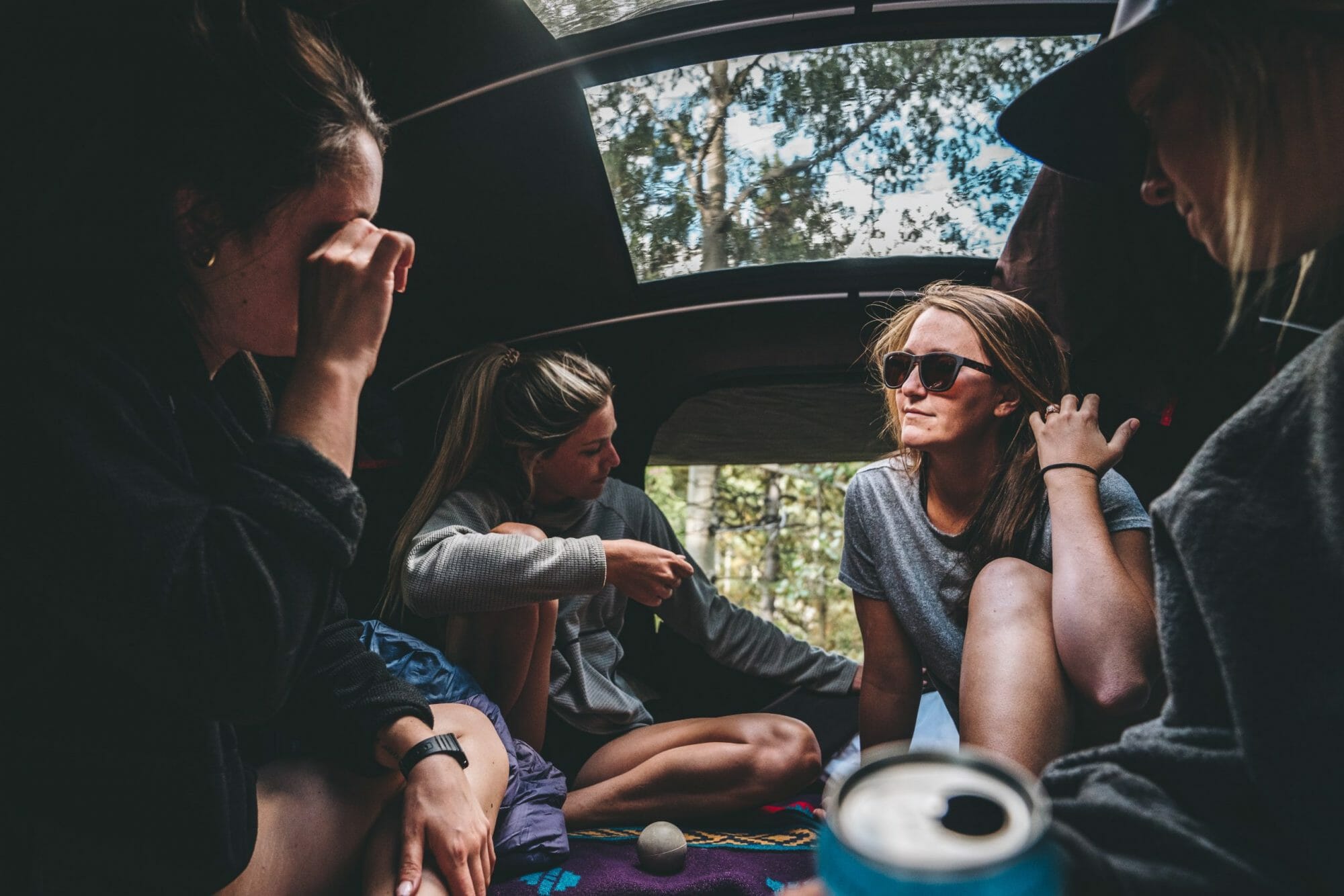 Cuatro amigas viajan en la tienda de techo en el T6