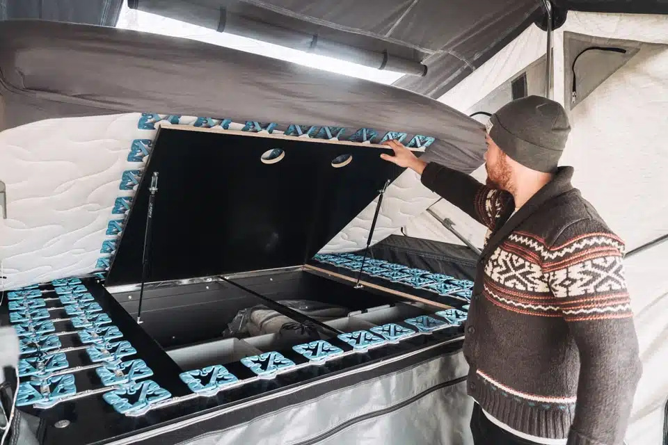 Espacio de almacenamiento. ¿Necesitas más espacio de almacenamiento? No hay problema, ya que a través de la trampilla integrada bajo el colchón puedes acceder fácilmente al contenido del remolque.