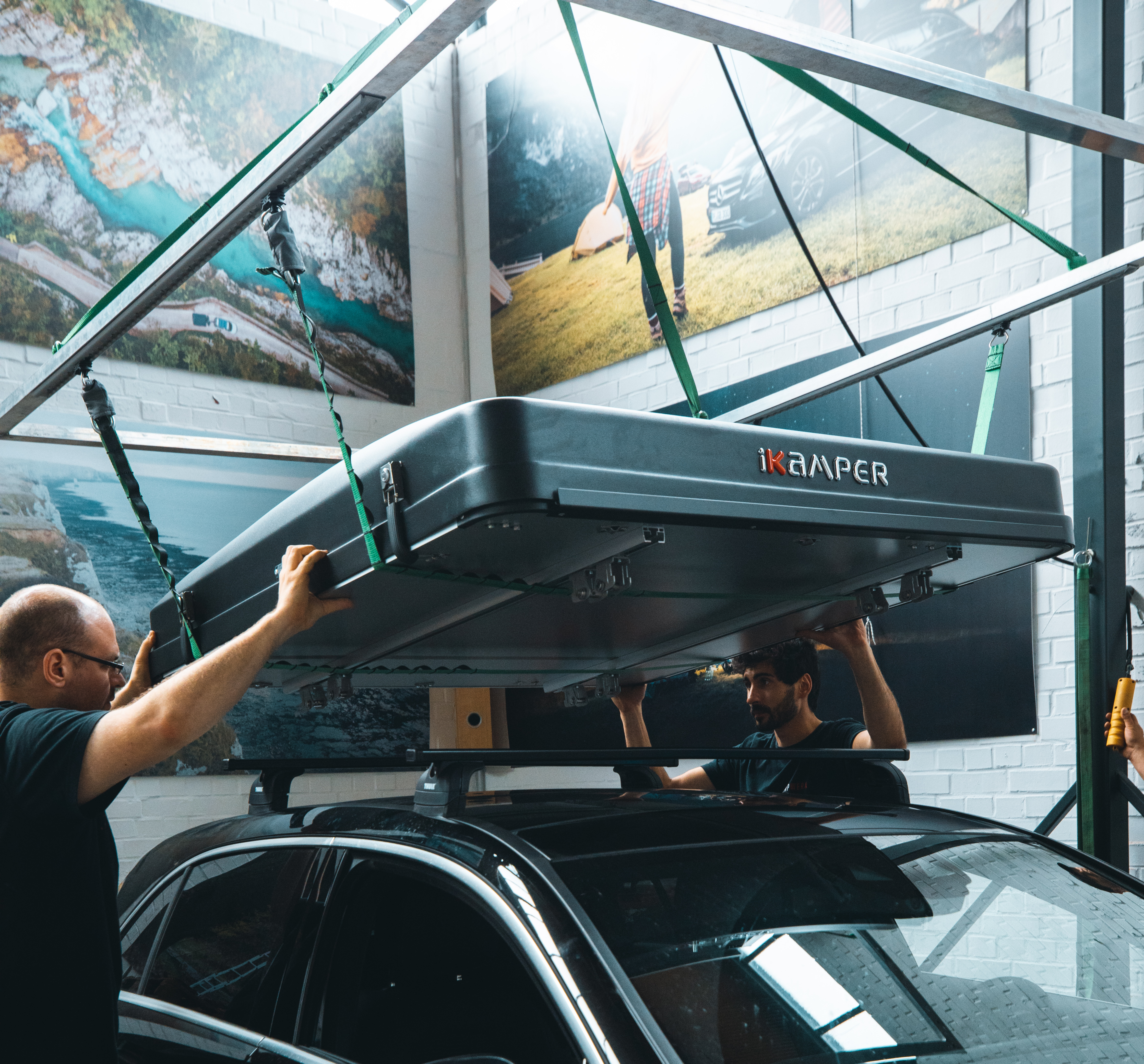 Dos personas montando una tienda de techo en un coche
