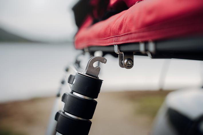 Escalera desmontable. La escalera es desmontable y puede transportarse opcionalmente en la tienda o cómodamente en el vehículo para reducir la carga del techo.