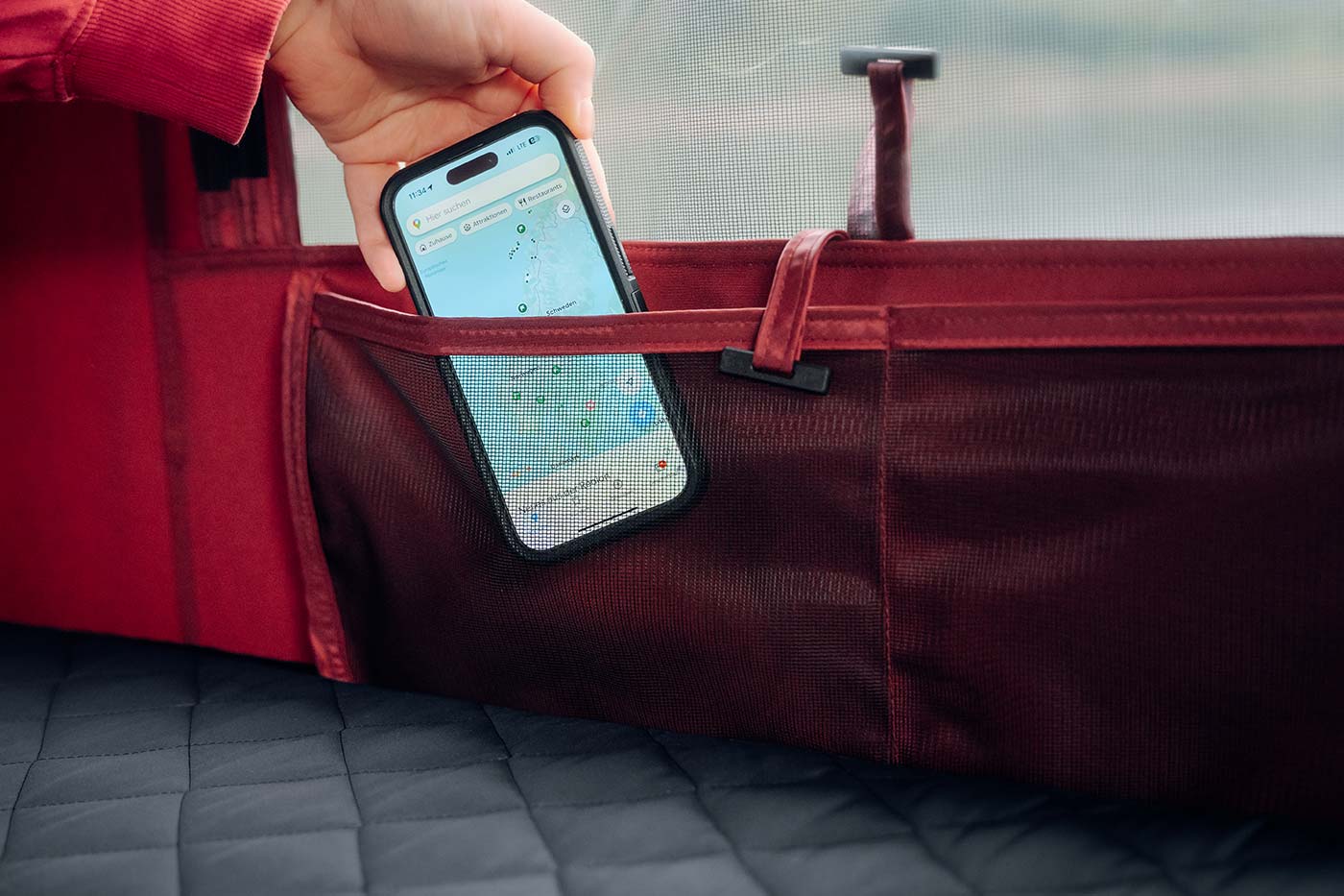 Bolsillos prácticos. Los bolsillos interiores inteligentemente integrados ofrecen espacio para todo lo que necesita tener a mano en la tienda, desde el teléfono inteligente hasta la linterna.