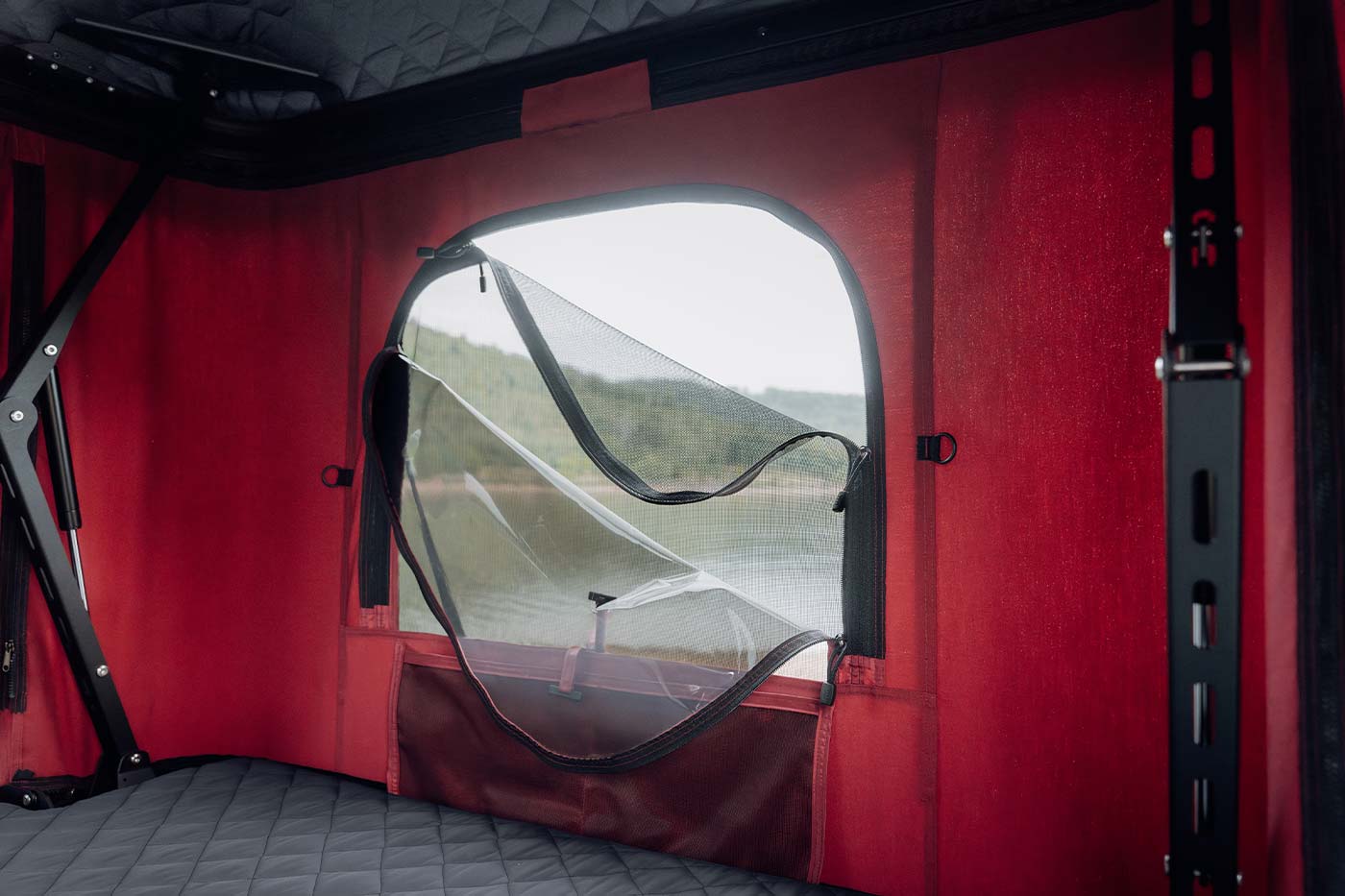 Capas de ventana. Las ventanas constan de varias capas y están equipadas con una malla mosquitera y una lámina transparente.