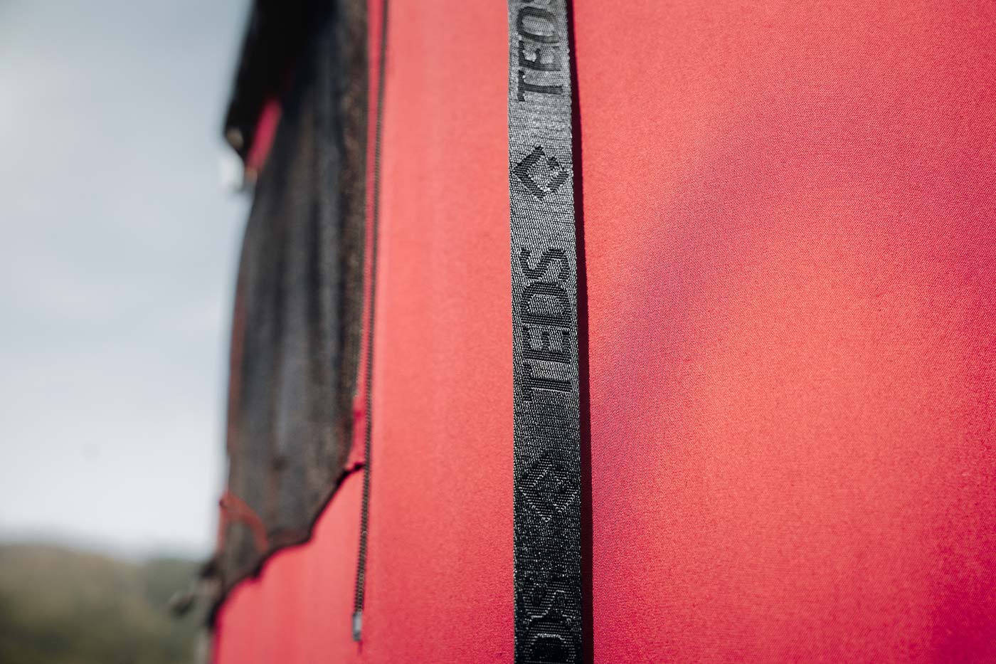 Ayuda para cerrar. Con la práctica ayuda para cerrar, la tienda de techo se puede cerrar sin esfuerzo y sin fuerza, incluso en vehículos grandes.