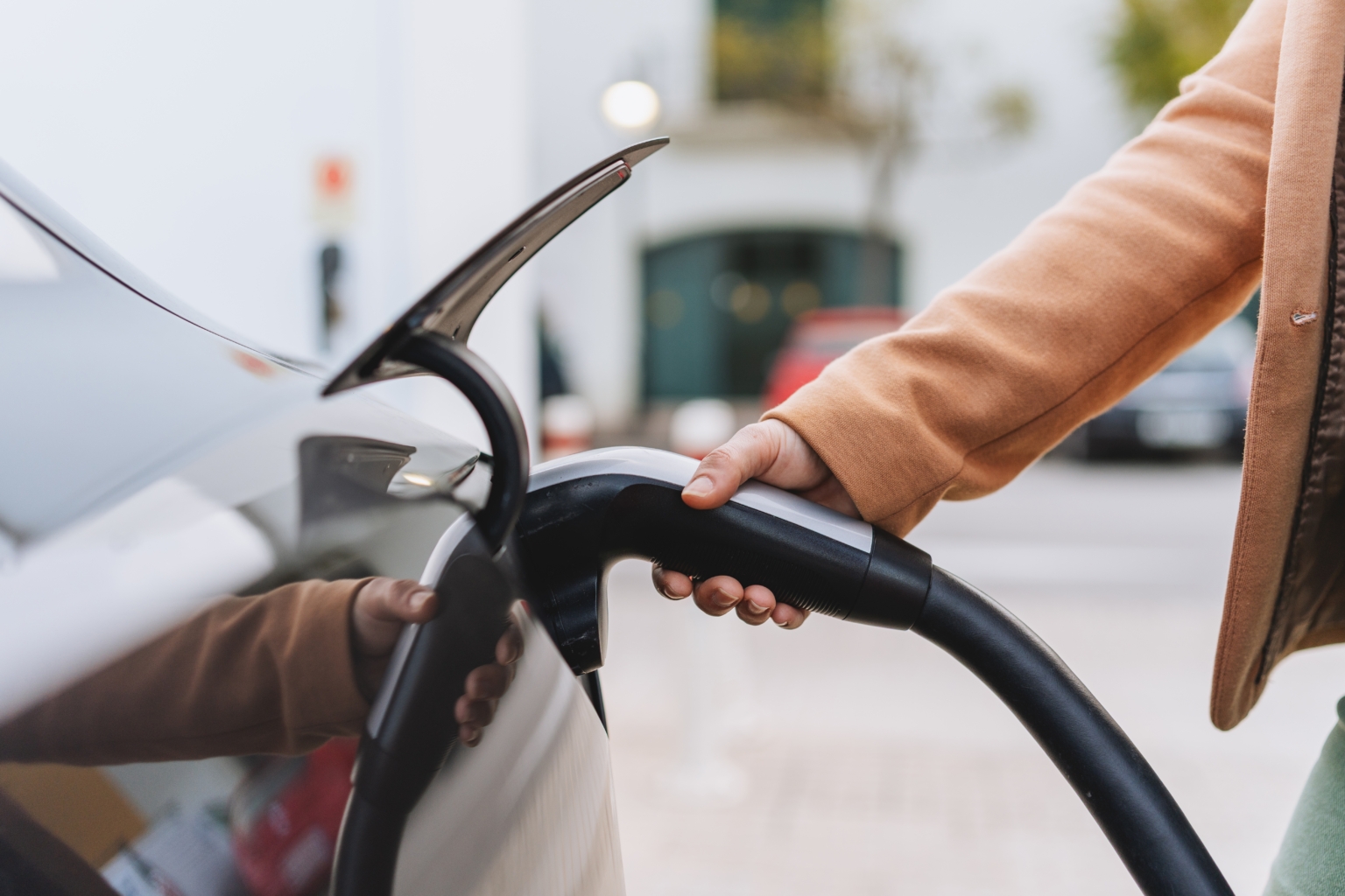 Un hombre carga su Tesla Model 3 para un viaje de camping