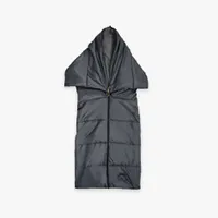 El saco de dormir te mantiene caliente, ligero y compacto, un fiel compañero para cada viaje.